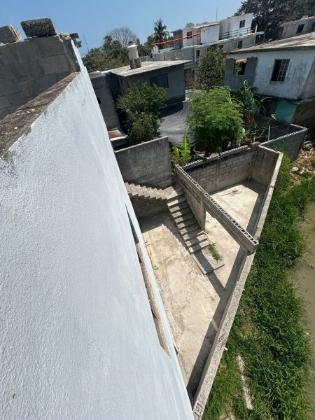 Edificio con locales y bodega Col Las Flores
