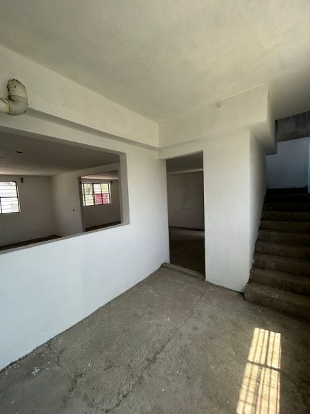Edificio con locales y bodega Col Las Flores