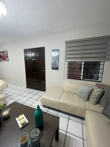Casa con patio y habitaciones en planta baja en Unidad Nacional