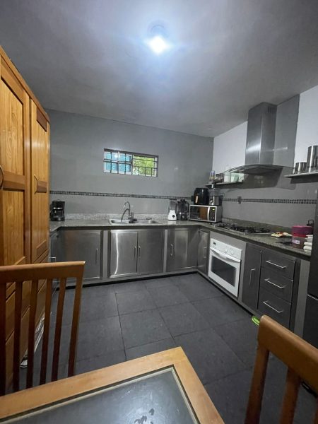 Casa con patio y habitaciones en planta baja en Unidad Nacional