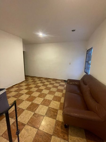 Casa con patio y habitaciones en planta baja en Unidad Nacional