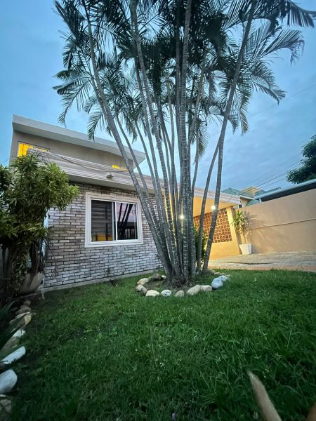 Casa con patio y habitaciones en planta baja en Unidad Nacional